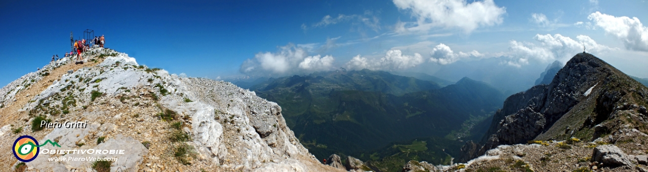 37 Panoramica in cresta di vetta d'Arera.jpg